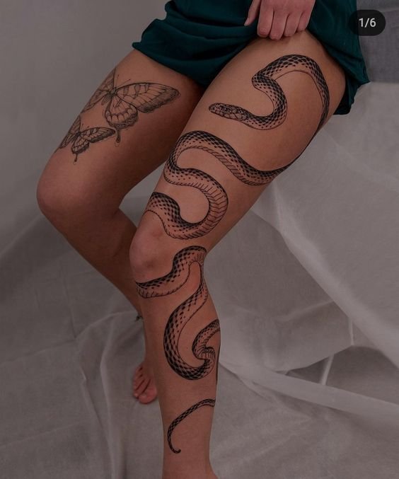 Hình xăm rắn và bướm phong cách blackwork trên đùi, chi tiết cao, ảnh HD.