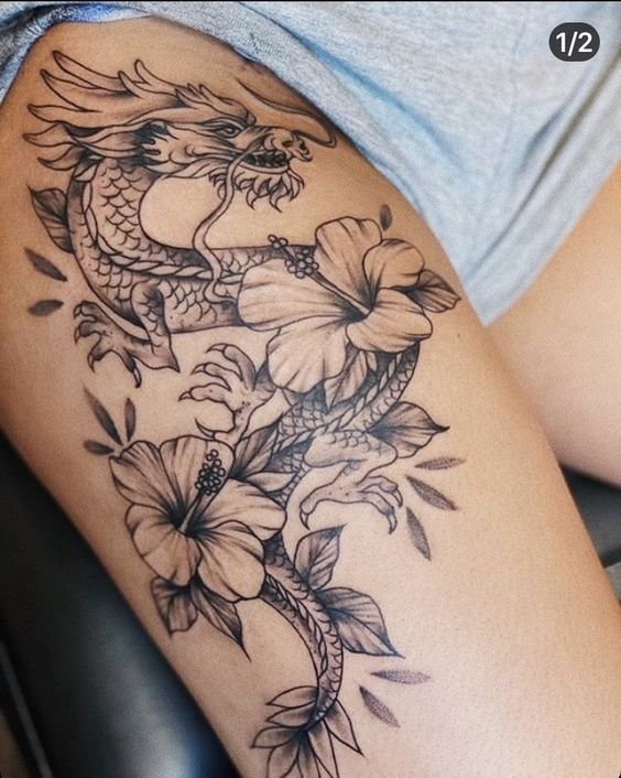 Hình xăm rồng và hoa trên đùi, phong cách blackwork, chi tiết rõ nét, ảnh HD.