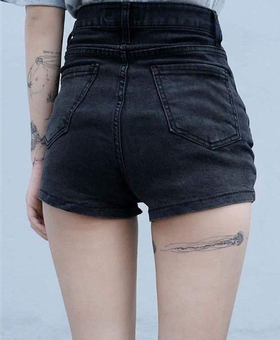 Hình xăm kiếm phong cách tối giản trên đùi, phong cách blackwork, chi tiết rõ nét, ảnh HD.