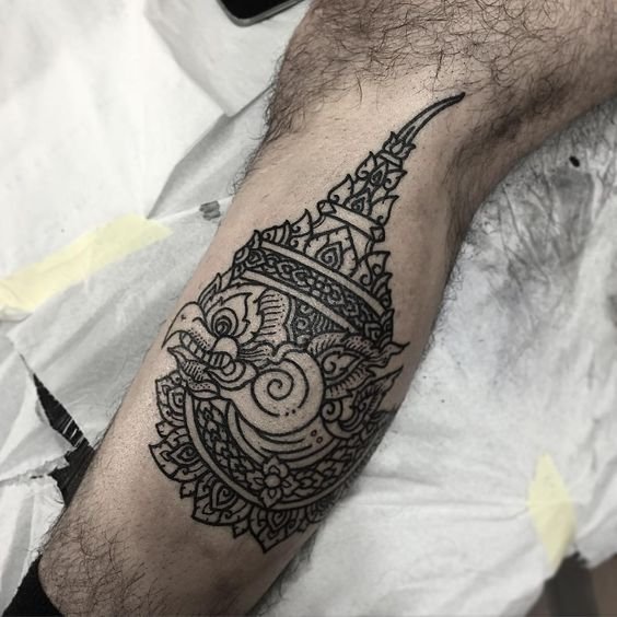 Hình xăm đầu kim sí điểu cách điệu trên cẳng chân Hình xăm thần thoại phong cách blackwork trên bắp chân, chi tiết và sắc nét, độ phân giải HD.