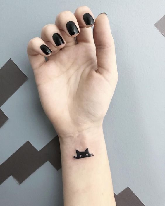 Hình xăm mini mèo trên cổ tay, phong cách blackwork, ảnh HD.