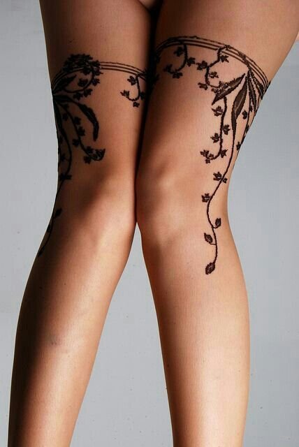 Hình xăm hoa văn cổ điển trên đùi, phong cách blackwork, chi tiết rõ nét, độ phân giải HD.