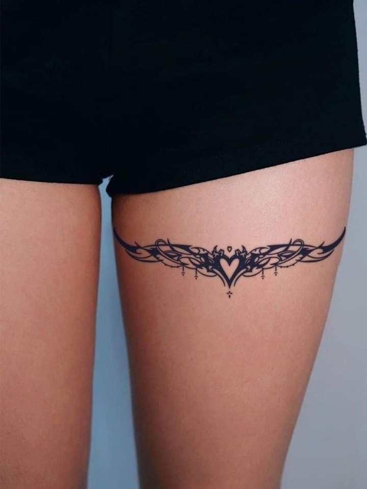 Hình xăm tribal trên đùi, phong cách blackwork, chi tiết, ảnh HD.