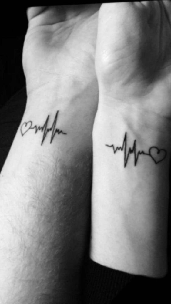 Hình xăm nhịp tim và trái tim trên cổ tay, phong cách blackwork, ảnh đen trắng, độ phân giải HD.