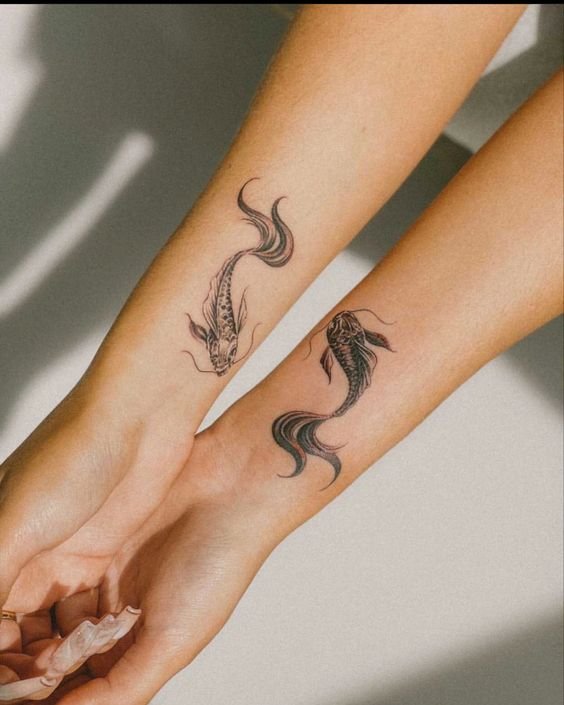 Hình xăm cá koi phong cách blackwork trên tay, chi tiết rõ nét, độ phân giải HD.
