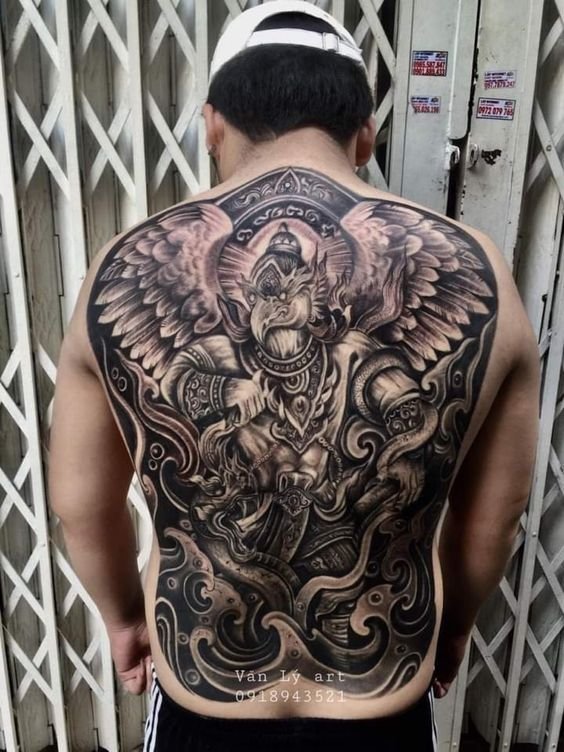 Hình xăm Garuda kín lưng với sắc độ đơn giản Hình xăm Garuda chi tiết phong cách cổ điển trên lưng, độ phân giải HD.
