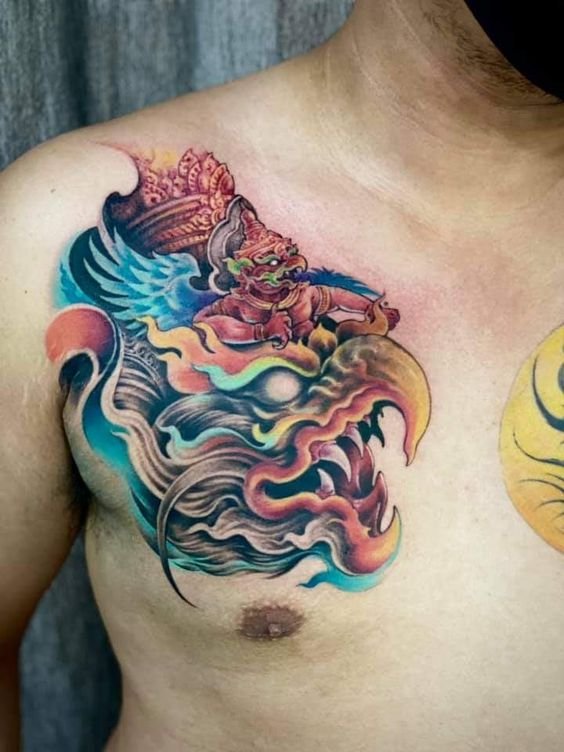Hình xăm Garuda lớn và nhỏ trên ngực Hình xăm Garuda màu sắc rực rỡ trên ngực, phong cách truyền thống, độ chi tiết cao, ảnh HD.