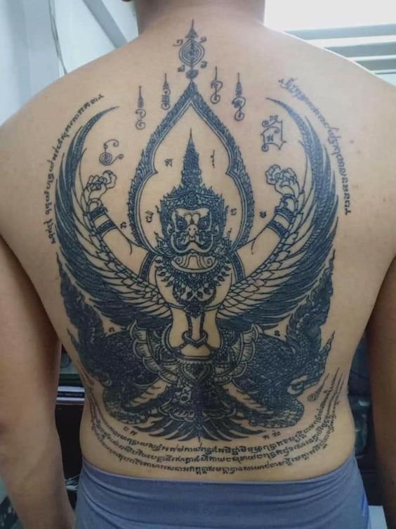 Hình xăm Garuda trên lưng Hình xăm thần trên lưng, phong cách blackwork chi tiết, độ phân giải HD.