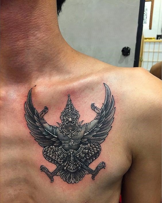 Garuda trên ngực khách hàng Hình xăm thần điểu Garuda trên ngực, phong cách blackwork chi tiết, độ phân giải HD.
