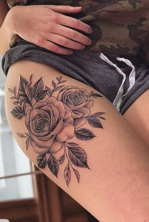 Hình xăm hoa hồng đen trắng trên đùi, phong cách blackwork, chi tiết rõ nét, ảnh độ phân giải cao.