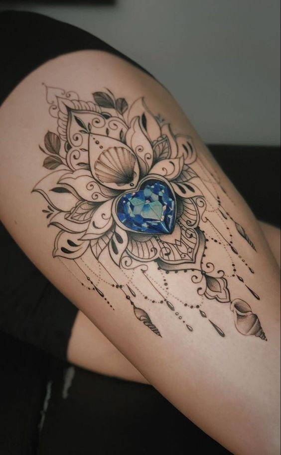 Hình xăm hoa văn đá quý, phong cách blackwork, trên đùi, chi tiết sắc nét, ảnh độ phân giải HD.