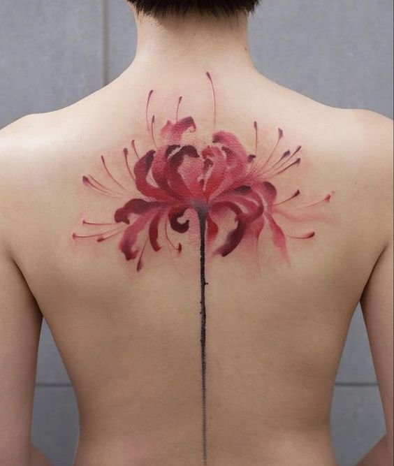 Hình xăm hoa trên lưng, phong cách màu nước, chi tiết tinh tế, độ phân giải HD.