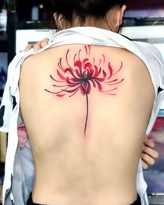 Hình xăm hoa trên lưng, phong cách màu nước, chi tiết tinh tế, ảnh HD.