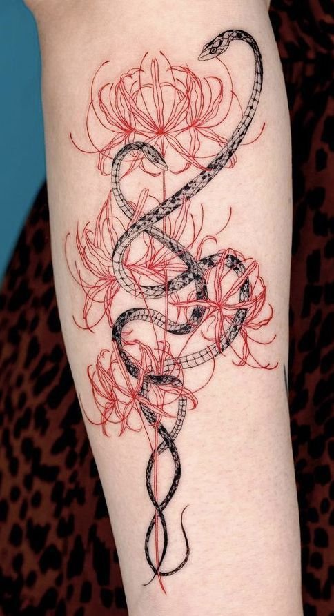 Hình xăm rắn và hoa trên tay, phong cách blackwork và màu đỏ, chi tiết sắc nét, chất lượng HD.