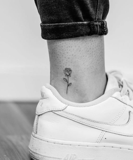 Thiết kế xăm hoa hồng đen mini khiến khách mê mẩn Hình xăm hoa hồng mini ở mắt cá chân, phong cách blackwork đơn giản, ảnh đen trắng HD.