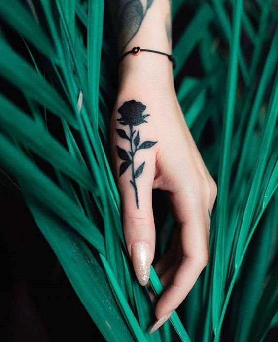 Mẫu xăm hoa hồng đen mini vô cùng quyến rũ Hình xăm hoa hồng blackwork trên tay, phong cách tối giản, ảnh HD, chi tiết sắc nét.