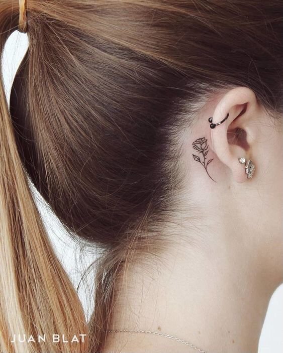 Thiết kế xăm hoa hồng đen mini tinh tế cho khách Hình xăm hoa mini sau tai, phong cách blackwork, chi tiết rõ nét, ảnh HD.