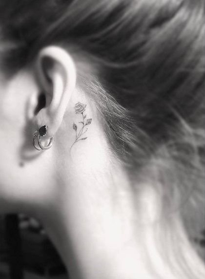 hình xăm hoa hồng đen mini vừa thu hút vừa quyến rũ cho nữ Hình xăm hoa hồng mini sau tai, phong cách blackwork, ảnh đen trắng, độ phân giải HD.