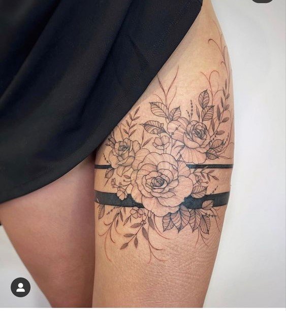 Hình xăm hoa chi tiết trên đùi, phong cách blackwork, độ phân giải HD.