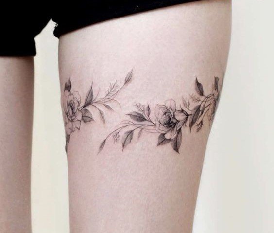 Hình xăm hoa trên đùi, phong cách blackwork, chi tiết tinh tế, ảnh HD.
