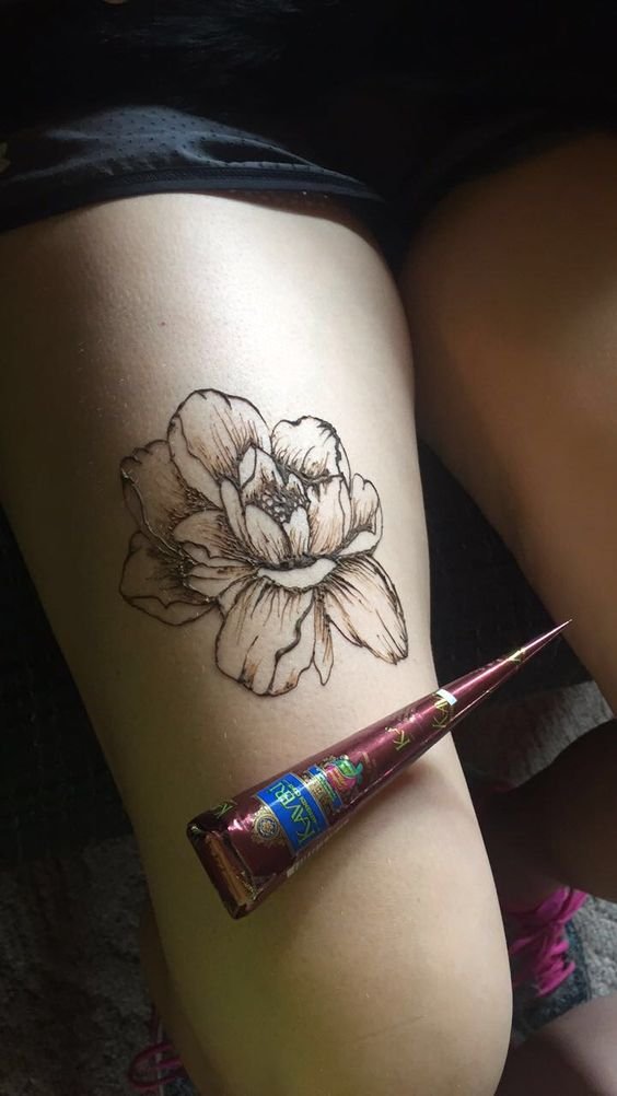 Hình xăm hoa trên đùi, phong cách henna chi tiết, ảnh HD, thể hiện nghệ thuật vẽ tay tinh tế.