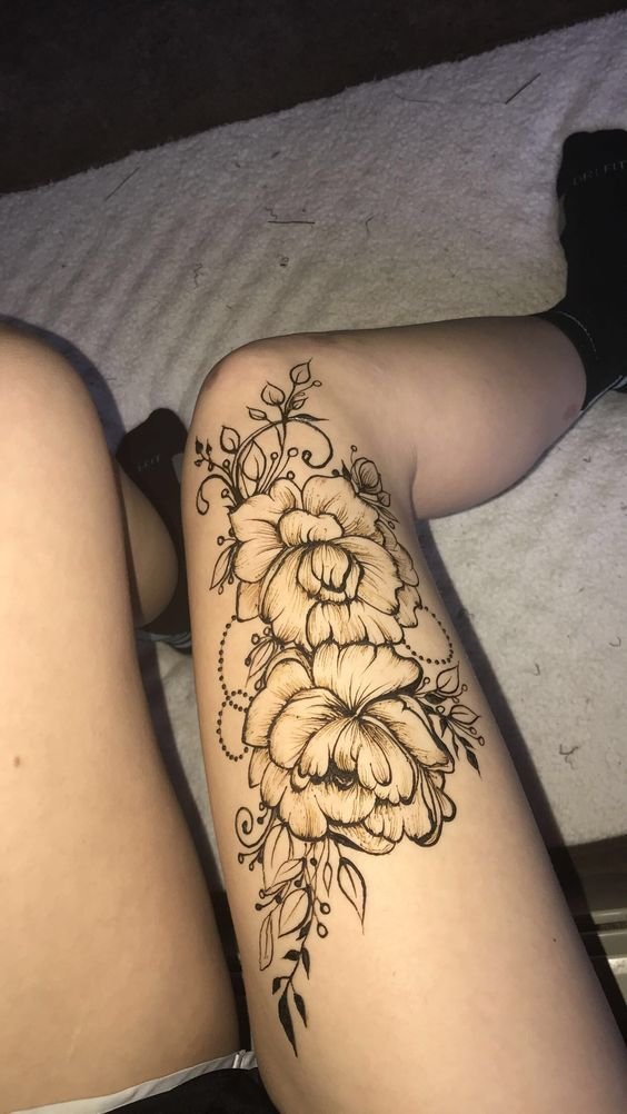 Hình xăm hoa trên đùi, phong cách blackwork chi tiết, độ phân giải HD.