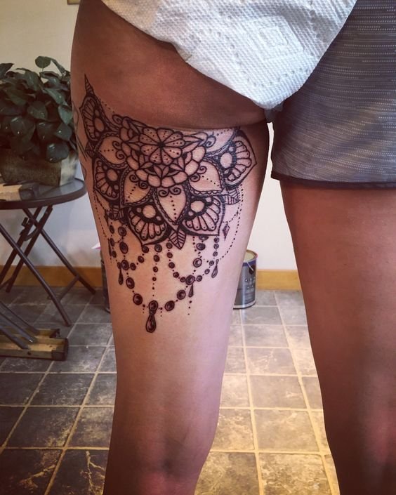 Hình xăm mandala trên đùi, phong cách blackwork, chi tiết tinh xảo, ảnh chất lượng HD.