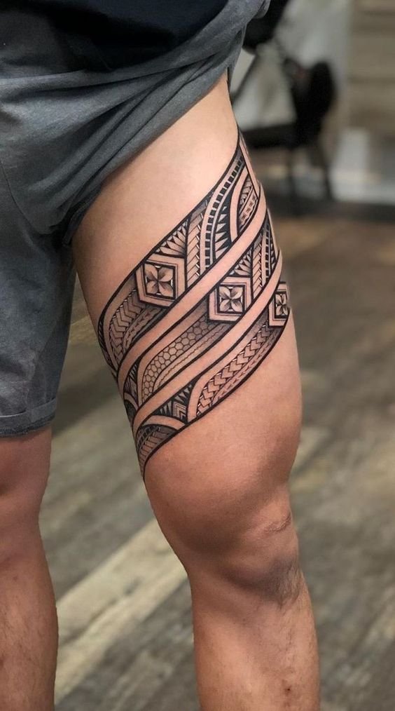 Hình xăm họa tiết Polynesia trên đùi, phong cách blackwork, chi tiết rõ nét, ảnh HD.