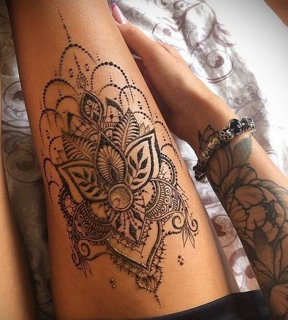 Hình xăm hoa văn mandala trên đùi, phong cách blackwork chi tiết, ảnh HD.