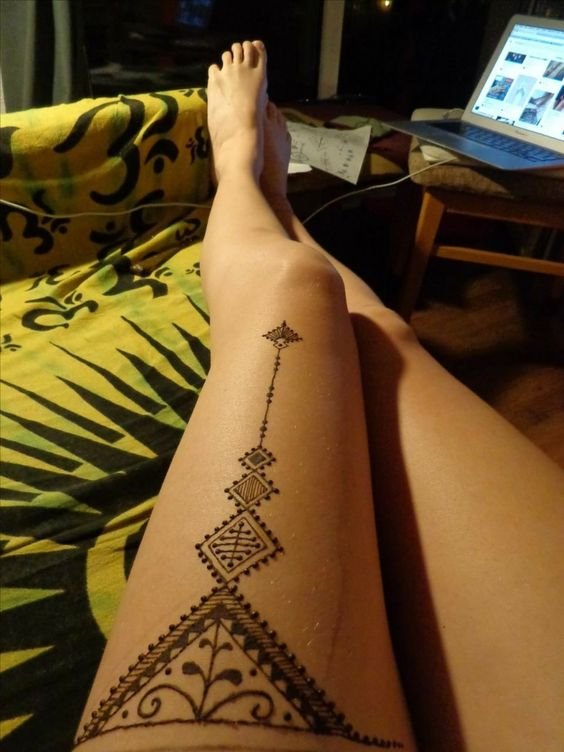 Hình xăm henna họa tiết hình học trên chân, phong cách cổ điển, chi tiết, ảnh độ phân giải cao.