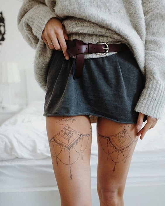 Hình xăm hoa văn tinh tế trên đùi, phong cách blackwork, độ chi tiết cao, ảnh HD.