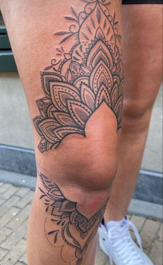 Hình xăm mandala trên đầu gối, phong cách blackwork, chi tiết tỉ mỉ, ảnh độ phân giải cao.