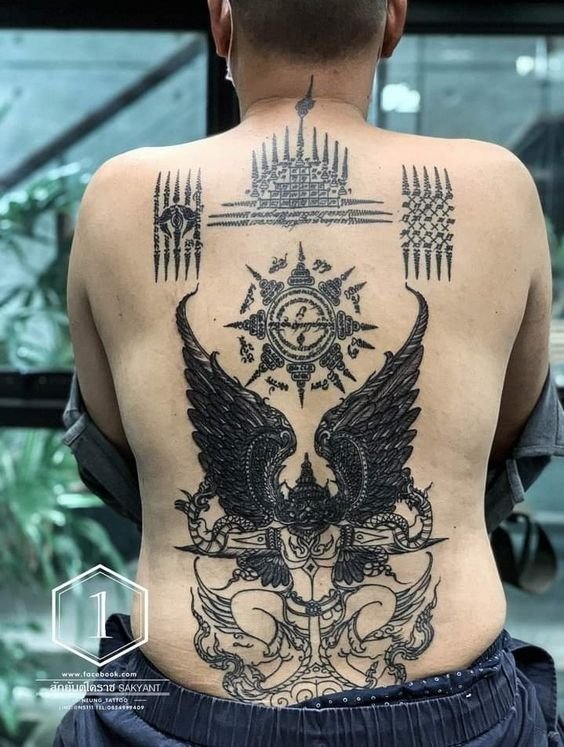Hình xăm Khmer kim sí điểu ở lưng Hình xăm thần chú trên lưng, phong cách blackwork, chi tiết, ảnh HD.
