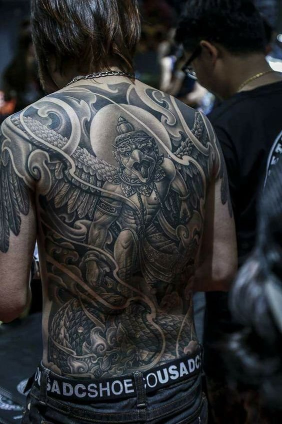 Hình xăm kim sí điểu 3D bao phủ kín lưng Hình xăm Garuda đen trắng chi tiết trên lưng, phong cách blackwork, độ phân giải HD.