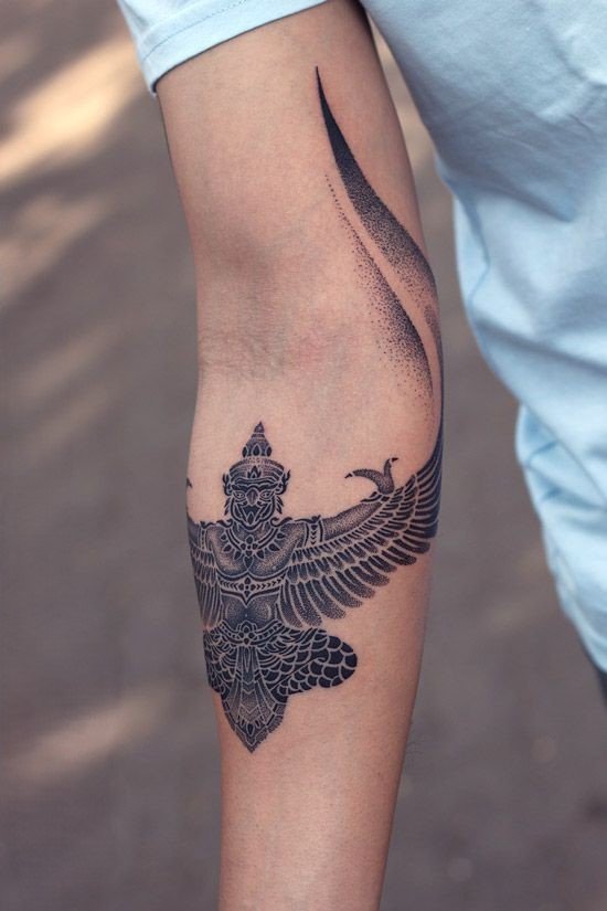 Chim thần - biểu tượng dũng cảm Hình xăm thần Garuda trên cánh tay, phong cách blackwork chi tiết, ảnh độ phân giải HD.