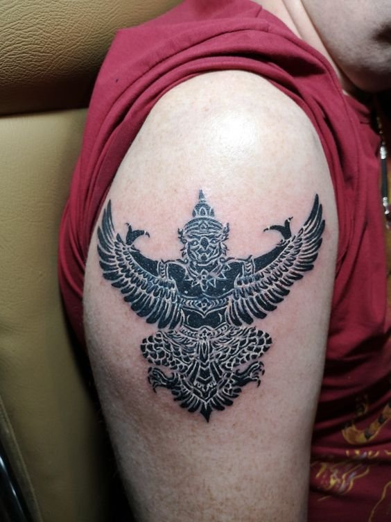 Hình xăm kim sí điểu cách điệu trên bắp tay của khách Hình xăm Garuda phong cách blackwork trên bắp tay, chi tiết sắc nét, ảnh HD.