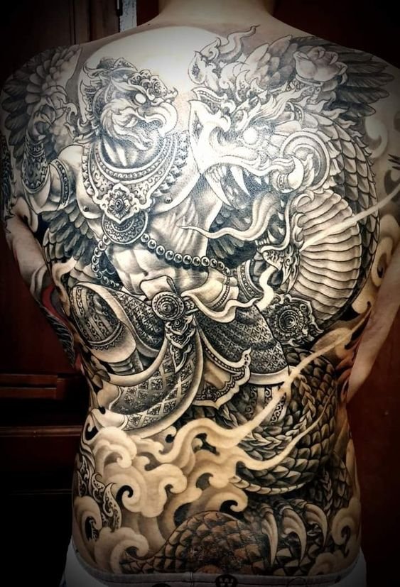 Hình xăm chim thần chiến đấu với mãng xà phủ kín lưng Hình xăm rồng cổ điển trên lưng, phong cách blackwork chi tiết, ảnh độ phân giải cao HD.