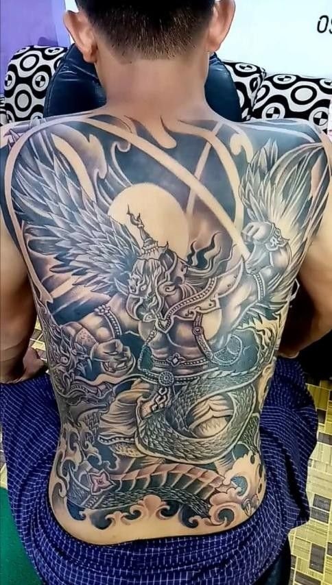 hình xăm kim sí điểu chiến đấu với rắn đơn sắc kín lưng Hình xăm chiến binh cổ điển chi tiết trên lưng, phong cách blackwork, ảnh HD.