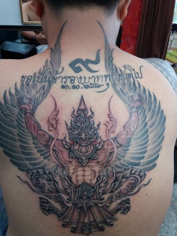 hình xăm kim sí điểu của khách Hình xăm thần Garuda trên lưng, phong cách cổ điển, chi tiết, ảnh HD.