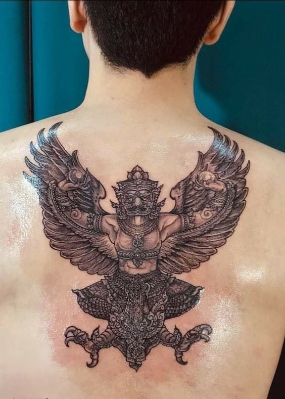 hình xăm kim sí điểu dang cánh ở lưng Hình xăm chim thần Garuda trên lưng, phong cách blackwork chi tiết, ảnh HD rõ nét.