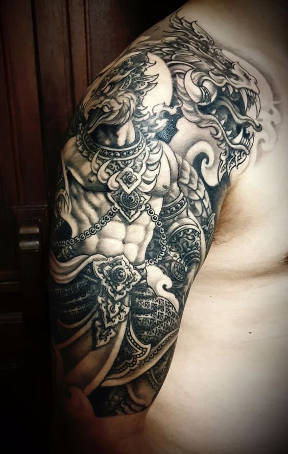 hình xăm kim sí điểu kín bắp bay chân thực Hình xăm rồng cổ điển trên bắp tay, phong cách blackwork chi tiết, ảnh HD.