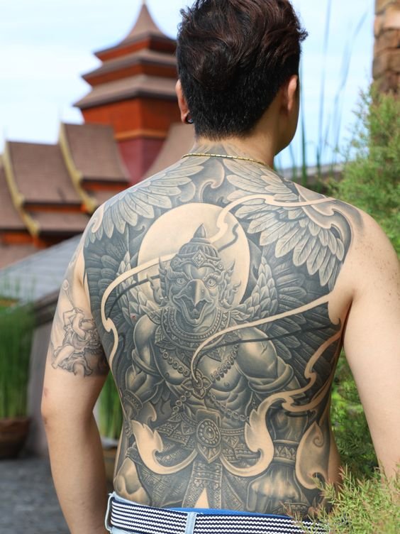 hình xăm kim sí điểu kín lưng đơn sắc Hình xăm khỉ thần cổ điển, full lưng, blackwork chi tiết, ảnh HD.