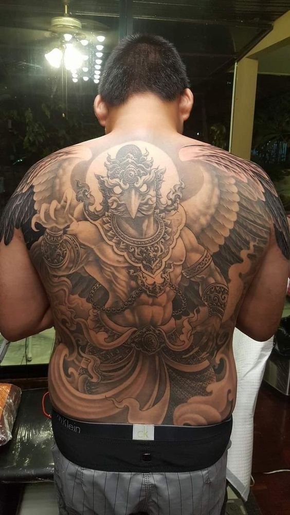 Chim thần phủ lưng tượng trưng ánh sáng Hình xăm Garuda lớn trên lưng, phong cách blackwork, chi tiết tinh xảo, ảnh chất lượng HD.