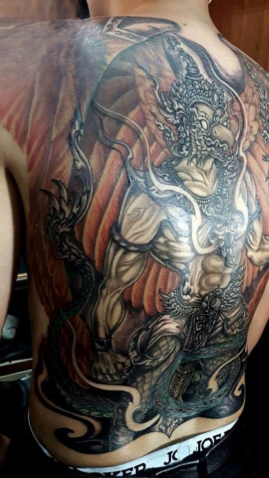 hình xăm kim sí điểu kín lưng Hình xăm Garuda chi tiết trên lưng, phong cách cổ điển, độ phân giải HD.