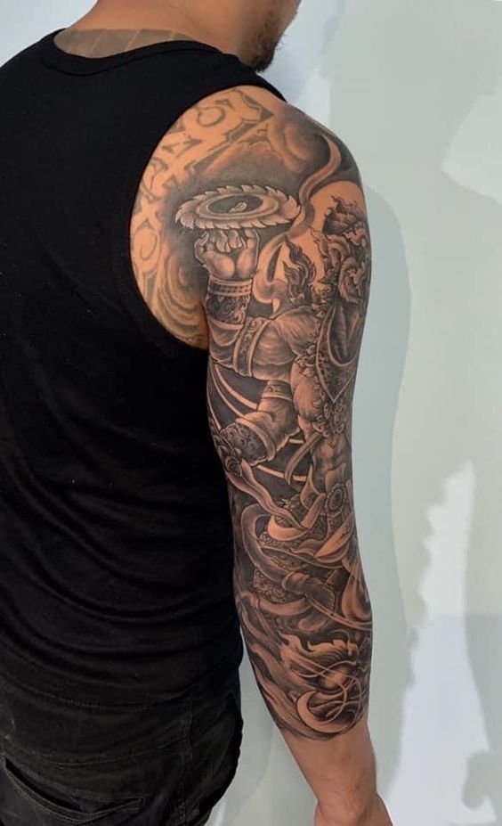 hình xăm kim sí điểu kín tay Hình xăm thần chiến binh trên cánh tay, phong cách blackwork chi tiết, độ phân giải HD.