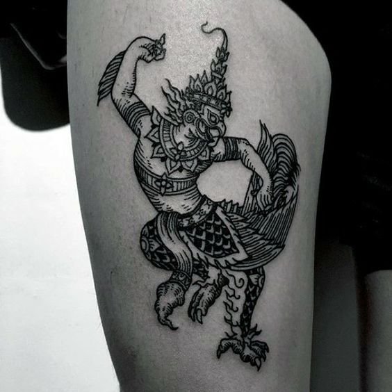 Hình xăm kim sí điểu trên đùi Hình xăm Hanuman cổ điển trên đùi, phong cách blackwork chi tiết, ảnh HD.
