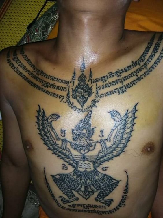 Hình xăm kim sí điểu tại ngực của khách Hình xăm Garuda trên ngực, phong cách blackwork chi tiết, chất lượng HD.