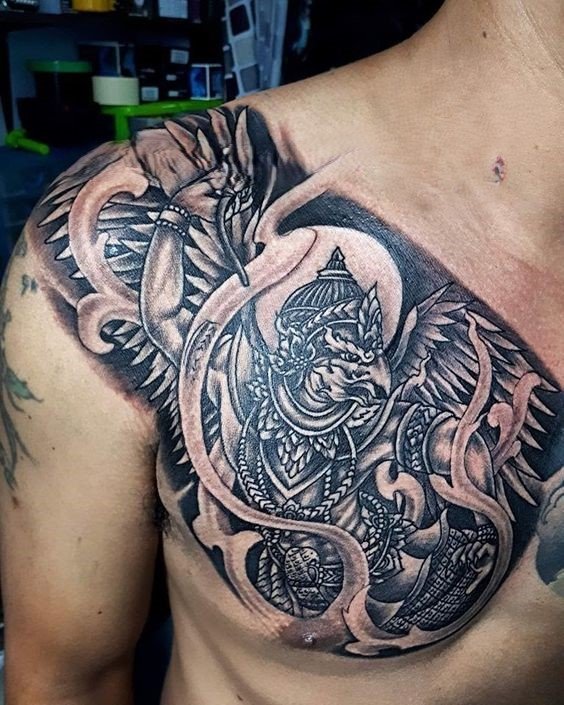 hình xăm kim sí điểu ở ngực Hình xăm thần Hindu chi tiết trên ngực, phong cách blackwork, chất lượng HD.