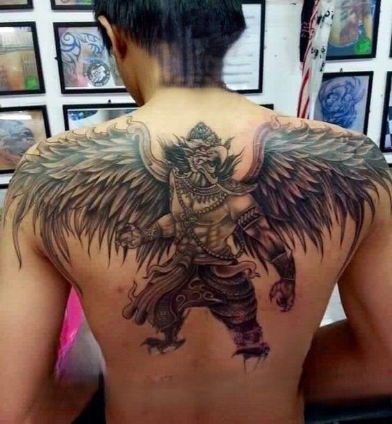 Hình xăm kim sí điểu kích thước lớn trên lưng khách Hình xăm Garuda trên lưng, phong cách blackwork chi tiết, độ phân giải HD.