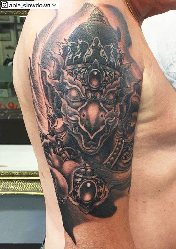 hình xăm mặt kim sí điểu ở bắp tay Hình xăm thần thoại trên vai phong cách blackwork, chi tiết rõ nét, độ phân giải HD.